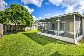 Sun-soaked Miramar Getaway With Screened Porch!