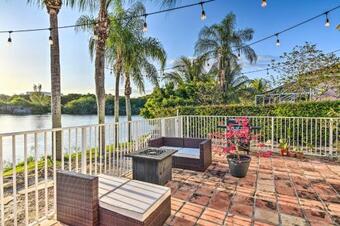 Gorgeous Miramar Villa With Lake And Pool Views