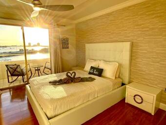 Deluxe Waterfront One Bedroom Apartment With Pool And Free Parking