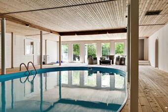 Large And Beautifully Decorated Pool House On Osterlen