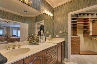 Lavish Lakefront Retreat With Deck And Fire Pit!