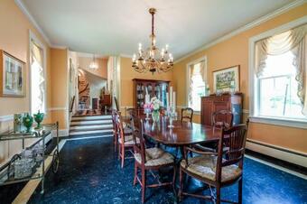 Cheerful Historical Mansion 7-bedroom Vacation Home W/lake View In Derby City