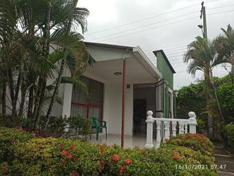 Lugar Encantador Con Piscina Y C�lido Clima.