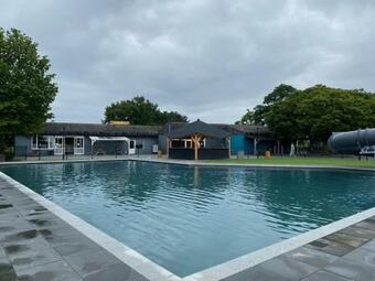 Hip Chalet Op Recreatiepark De Rhederlaagse Meren