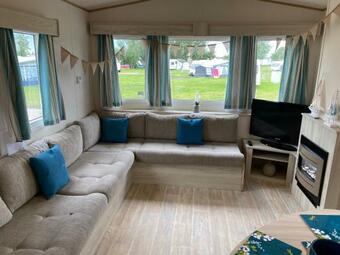 5 Mins Walk To Beach. 3 Bedroom Caravan. Sleeps 8