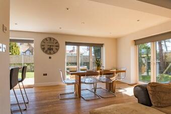 Large Family Home By The Sea - The George