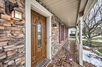 East Earl Retreat With Hot Tub Less Than 4 Mi To Town!