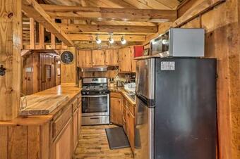 Postcard-worthy Poconos Cabin With Lake Access!