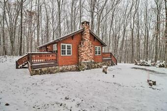 Postcard-worthy Poconos Cabin With Lake Access!