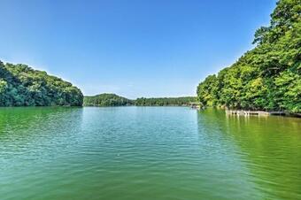 Stylish Cabin With Fire Pit Near Lake Hartwell!