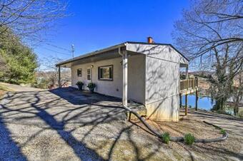 Sun-soaked Kingsport Home With Deck And Lake View