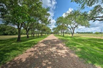 Villa 200-acre Lakefront Ranch In Wallis With Pvt Lake