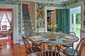 Villa Gorgeous Victorian-style House With Hilltop Pool!