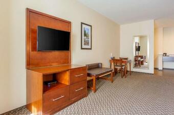 Hotel Comfort Suites Burlington Near I-5