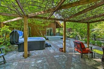 Quiet 40-acre Rochester Forest Lodge Hot Tub