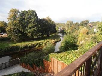 Hostal Riverside Guest House