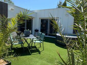 Hostal Le Container Du Marais