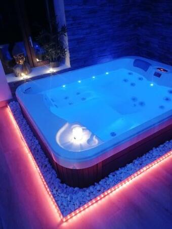 Hostal G�te Le Petit Crocq Avec Spa Privatif