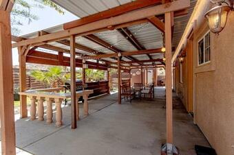 Stars, Joshua Trees, Hot Tub, Cowboy Pool, Hiking!