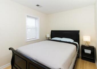 The Gray Corner House By Gallaudet 3br