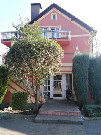 Hostal Penzion ?erven� Ml�n