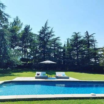 Hostal La Chapelle Aux Acacias