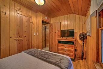 East Tawas Cabin With Deck, Backyard And Fire Pit