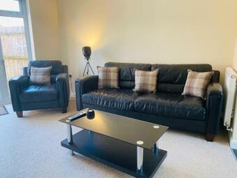 Silver Stag, Comfortable Property With 2 Double Bedrooms And Off Road Parking