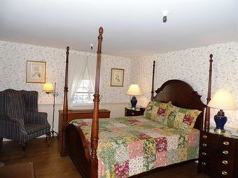 Hotel Publick House Historic Inn And Country Motor Lodge