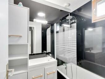 Holiday Home In Signy Le Petit With Jacuzzi, Swimming Pool