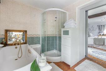 Large 5 Bedroom Pet-friendly House With Hot Tub