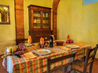 Quaint Villa In Sinalunga With Swimming Pool