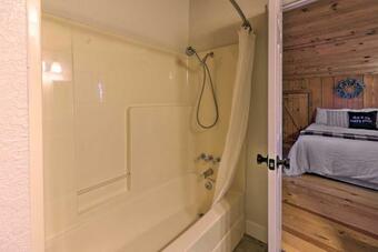 Charming Home With Fire Pit On Ouachita River