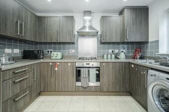 Apartamento Stunning 3br House In Basildon