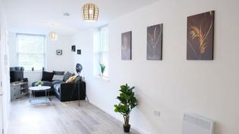 Bedford Town Centre & Elegant Apartment Inc Private Parking