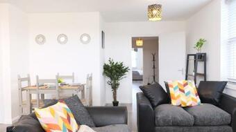 Elegant City Centre Apartment & Free Parking & Contractors And Families