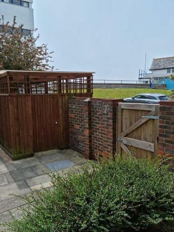 Waterfront Retreat - Modern Apartment