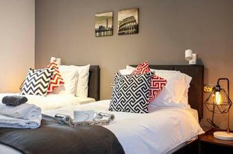 Modern And Comfortable Apartment - Sleeps 4