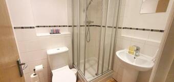 Garland Apartment, Greenhithe 5 - Netflix & Music