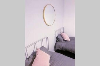 Stylish 3 Bed House + Free Parking + Great Location