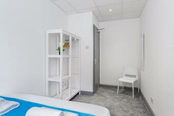 Sovereign Gate 1 - Beautifully Appointed 2 Bed 1 Bath Apartment Close To City Centre
