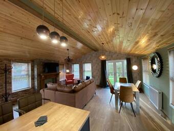Roe Lodge At Owlet Hideaway - With Hot Tub, Near York