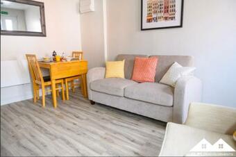 Robinson Apartment At West Drayton Farm