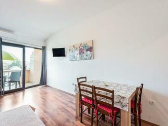 Pleasant Apartment In Posedarje Near Sea