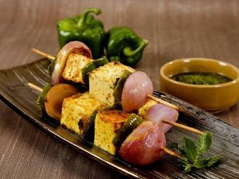 Oyo 86172 Samrat Hotel