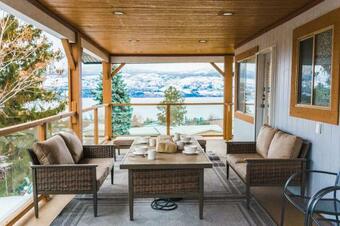 Comfortable Four Bedroom Unit With Lake View