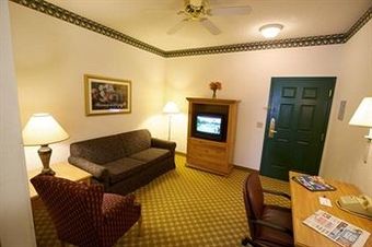 Hotel Lancaster Inn & Suites