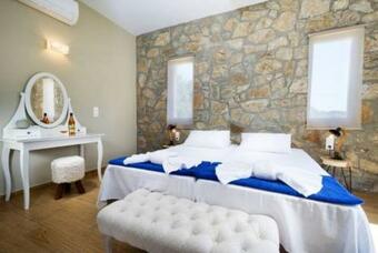 Red Roses Villa In Litsarda Chania