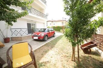 Stella's Apartment, Trilofos