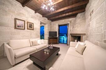 Villa Fos Residence - ???